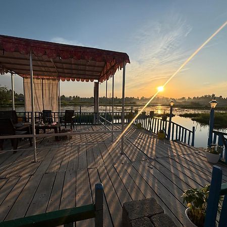 Houseboat young wild Rose Srinagar  Bagian luar foto