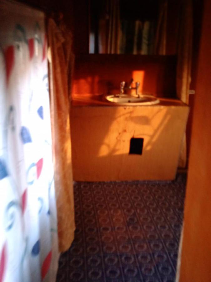 Houseboat young wild Rose Srinagar  Bagian luar foto
