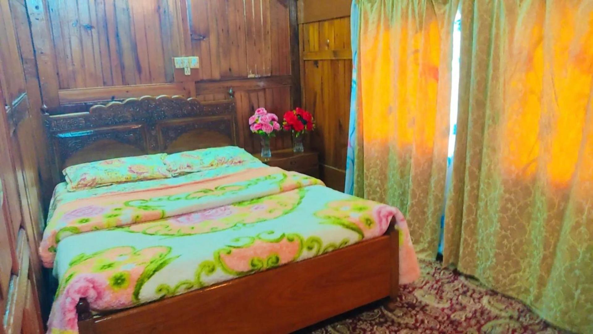 Houseboat young wild Rose Srinagar  Bagian luar foto