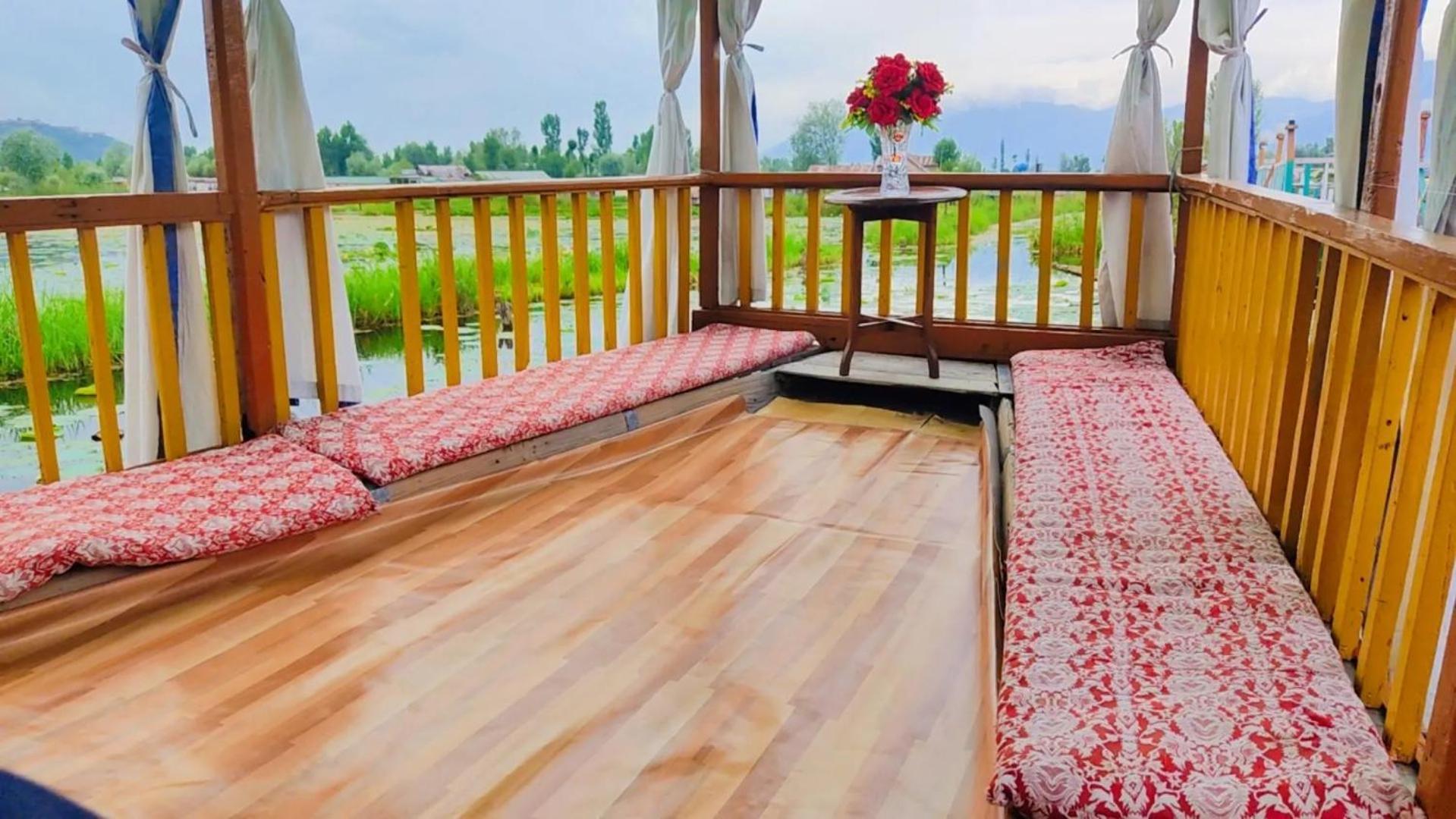 Houseboat young wild Rose Srinagar  Bagian luar foto