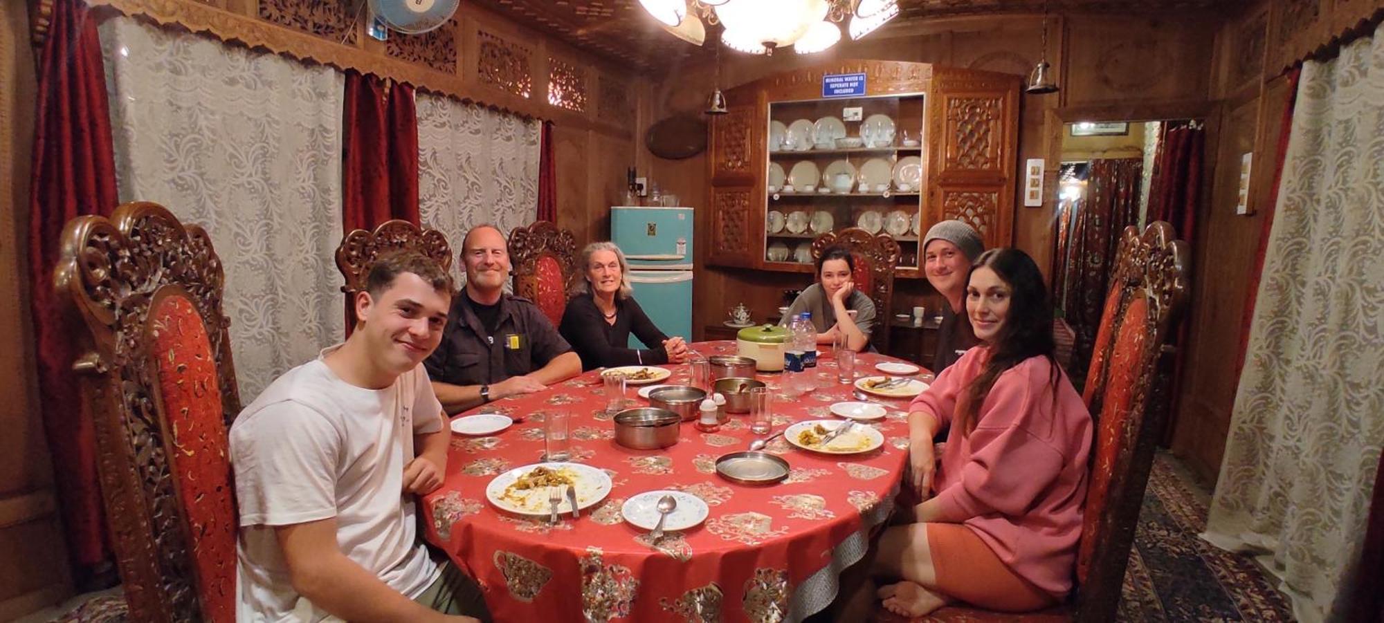Houseboat young wild Rose Srinagar  Bagian luar foto