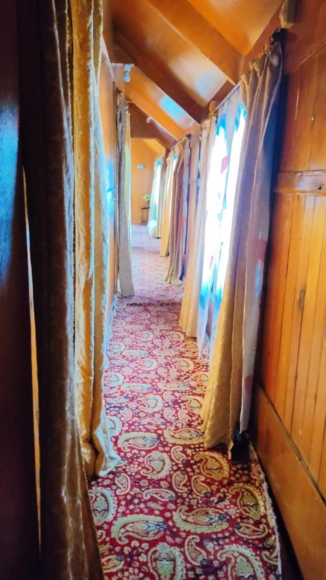 Houseboat young wild Rose Srinagar  Bagian luar foto