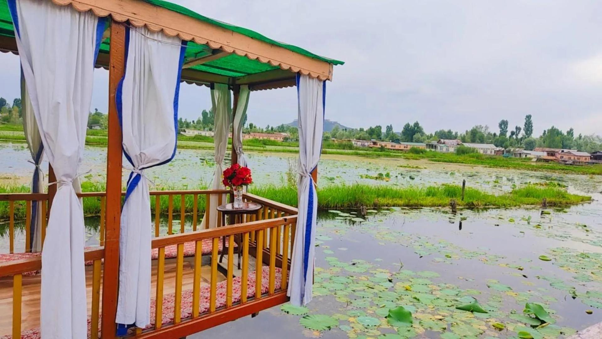 Houseboat young wild Rose Srinagar  Bagian luar foto