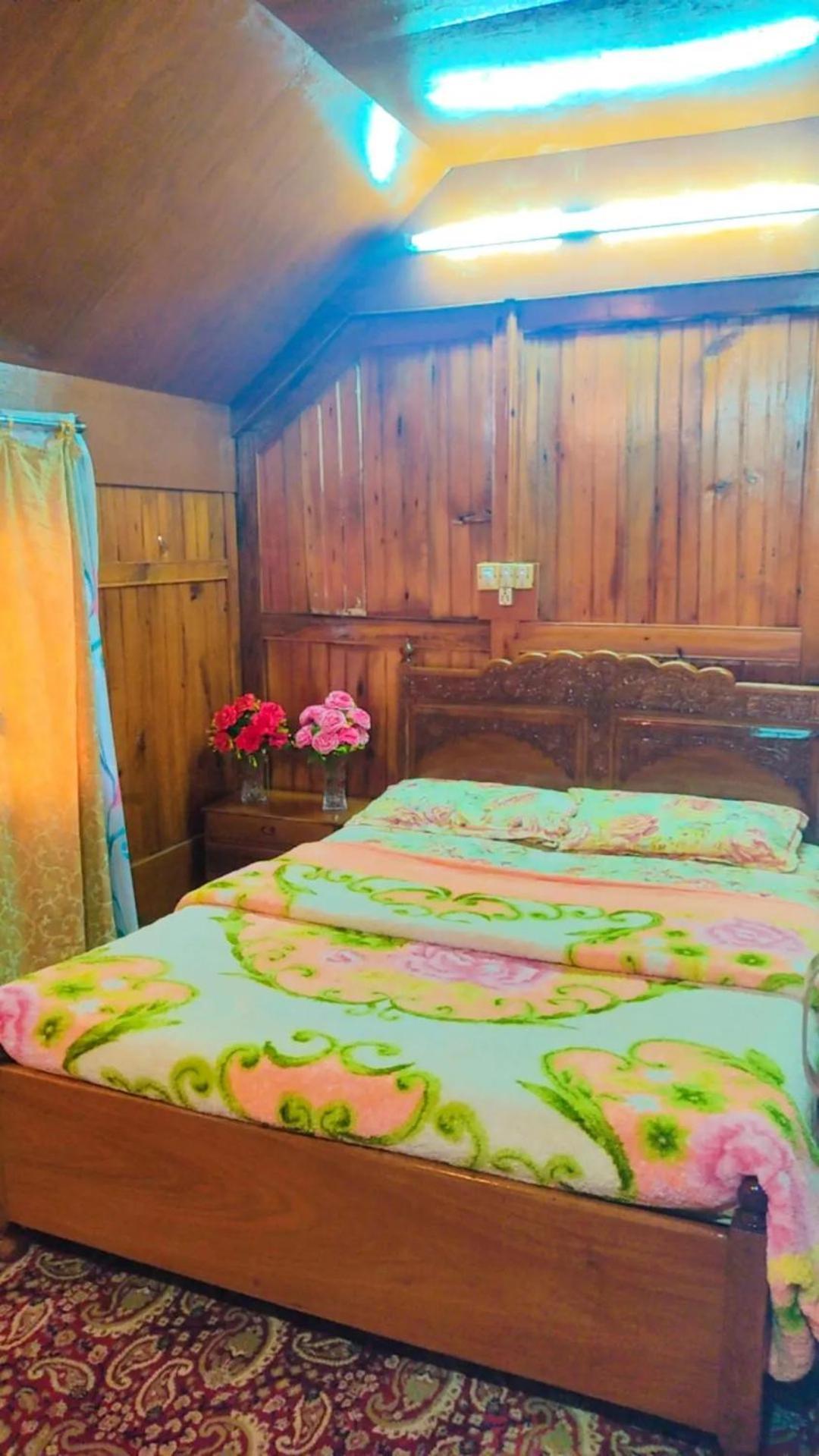 Houseboat young wild Rose Srinagar  Bagian luar foto
