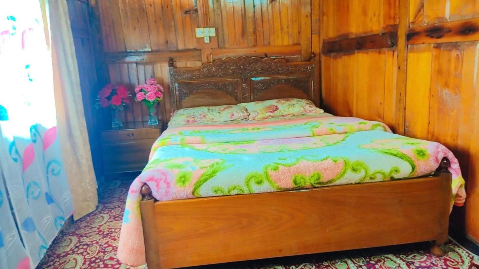 Houseboat young wild Rose Srinagar  Bagian luar foto
