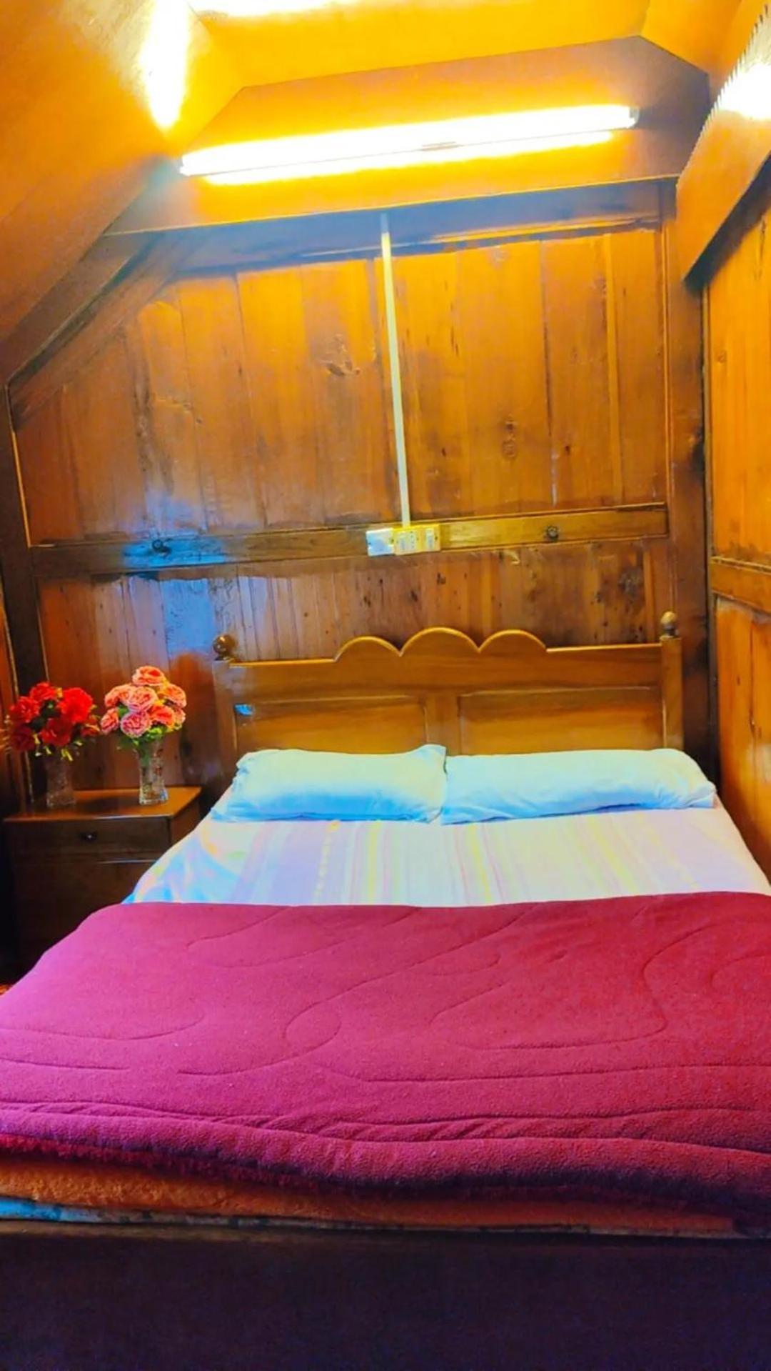 Houseboat young wild Rose Srinagar  Bagian luar foto