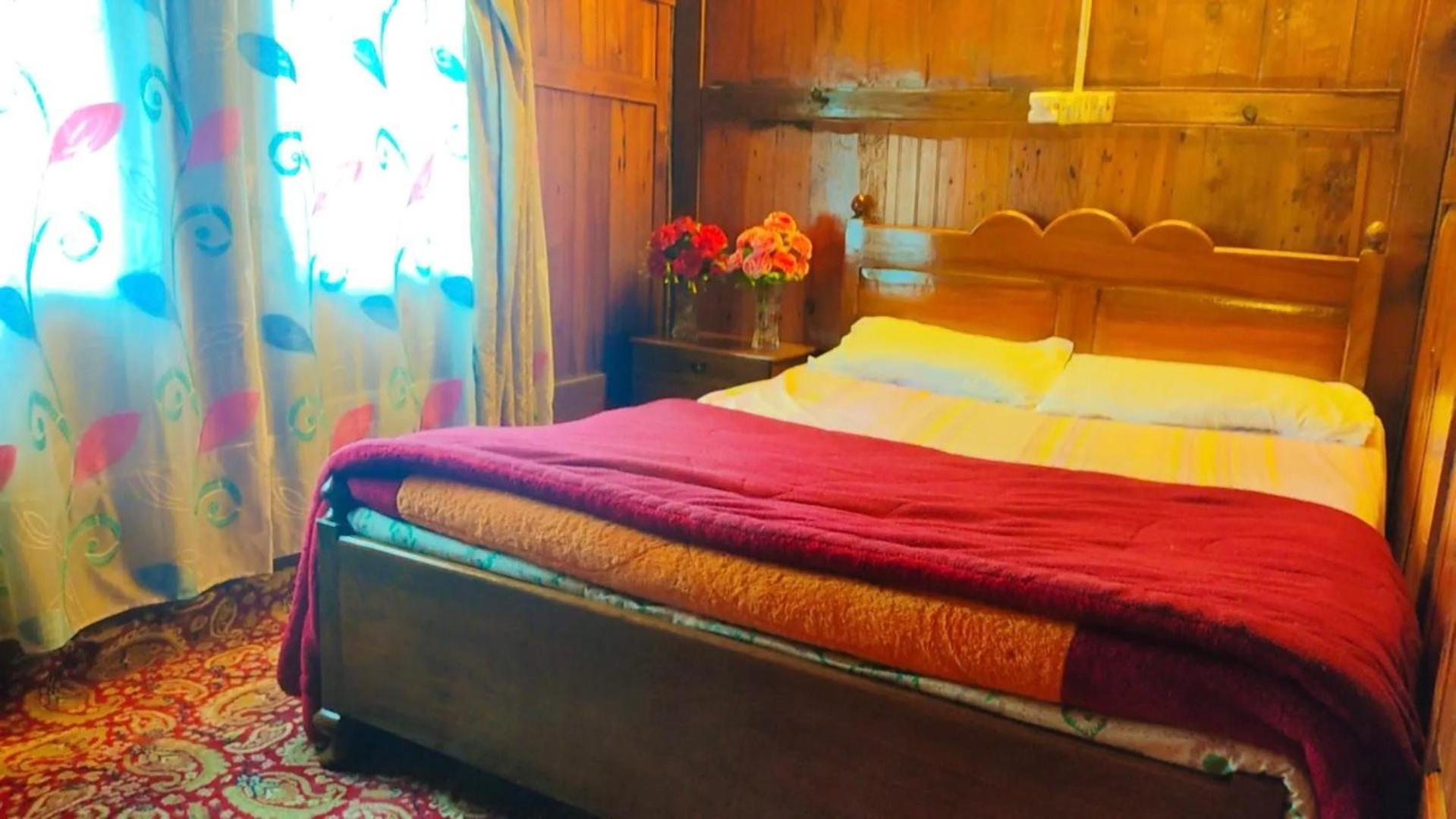 Houseboat young wild Rose Srinagar  Bagian luar foto