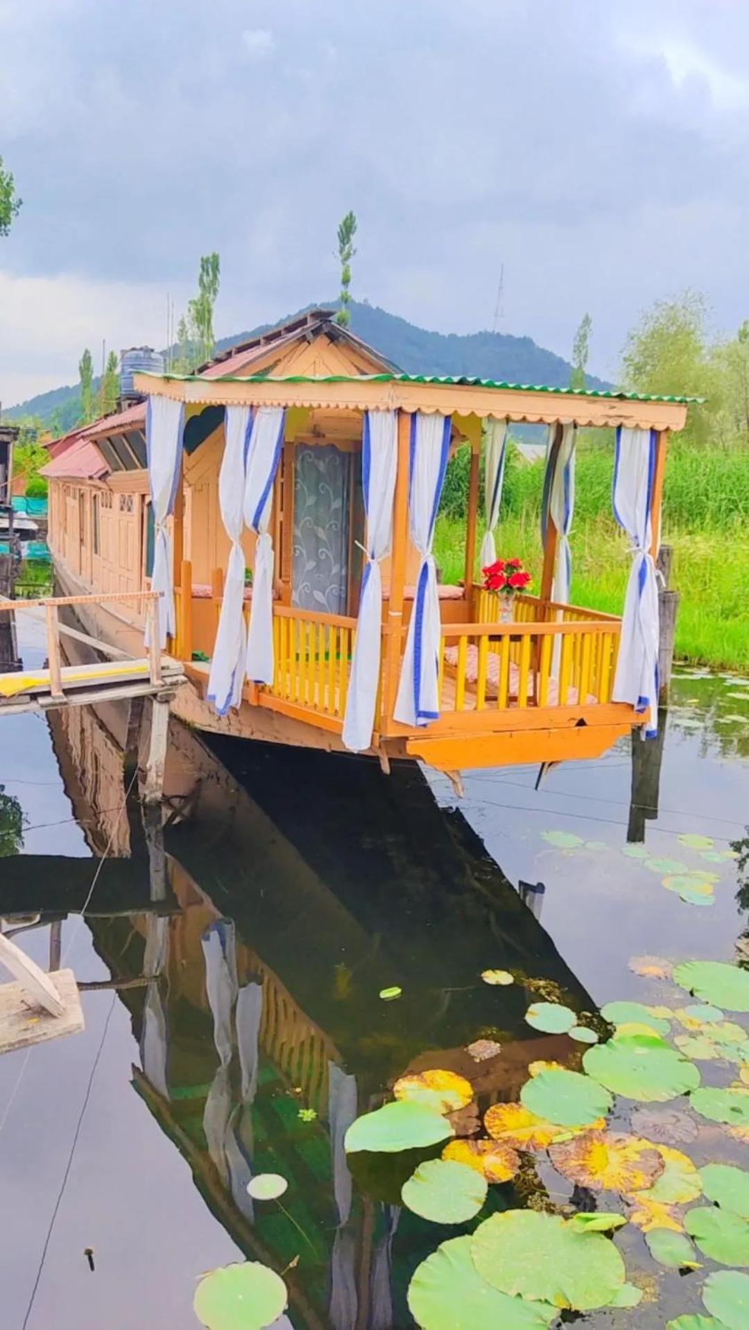 Houseboat young wild Rose Srinagar  Bagian luar foto