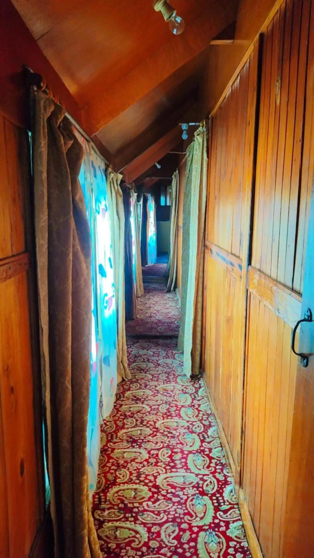 Houseboat young wild Rose Srinagar  Bagian luar foto