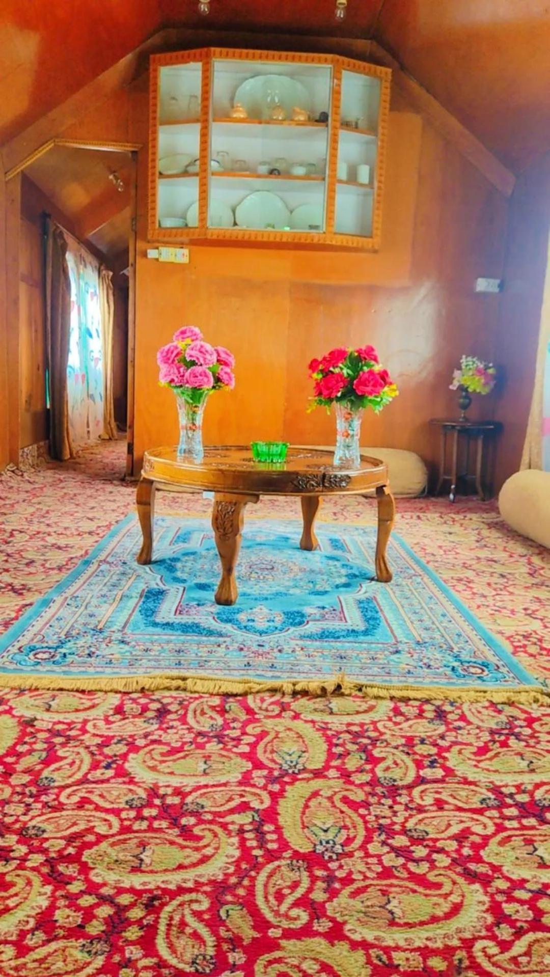 Houseboat young wild Rose Srinagar  Bagian luar foto