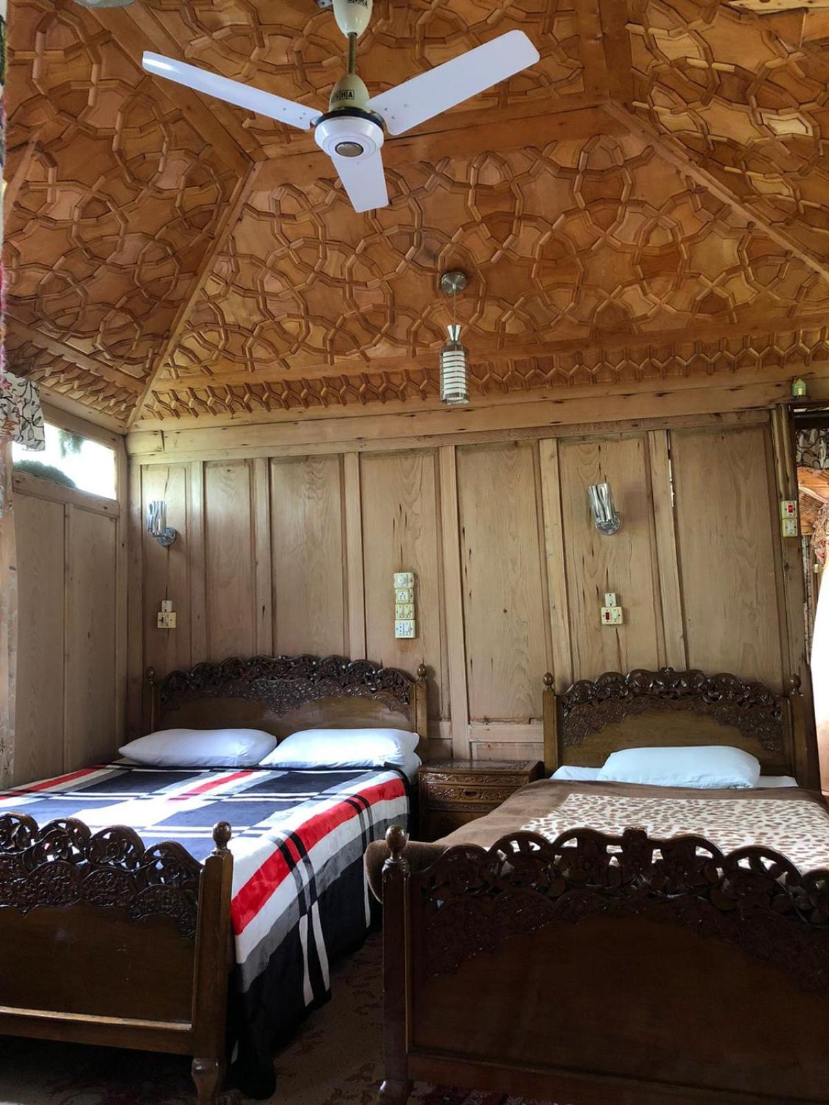 Houseboat young wild Rose Srinagar  Bagian luar foto