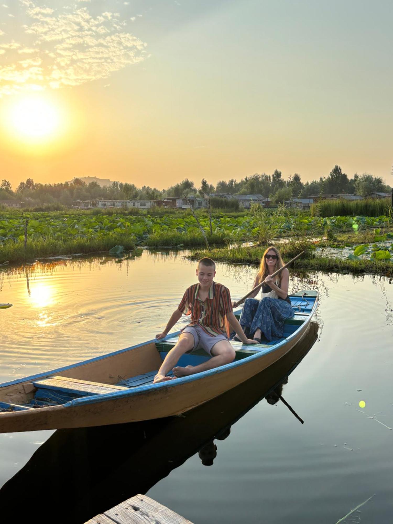 Houseboat young wild Rose Srinagar  Bagian luar foto