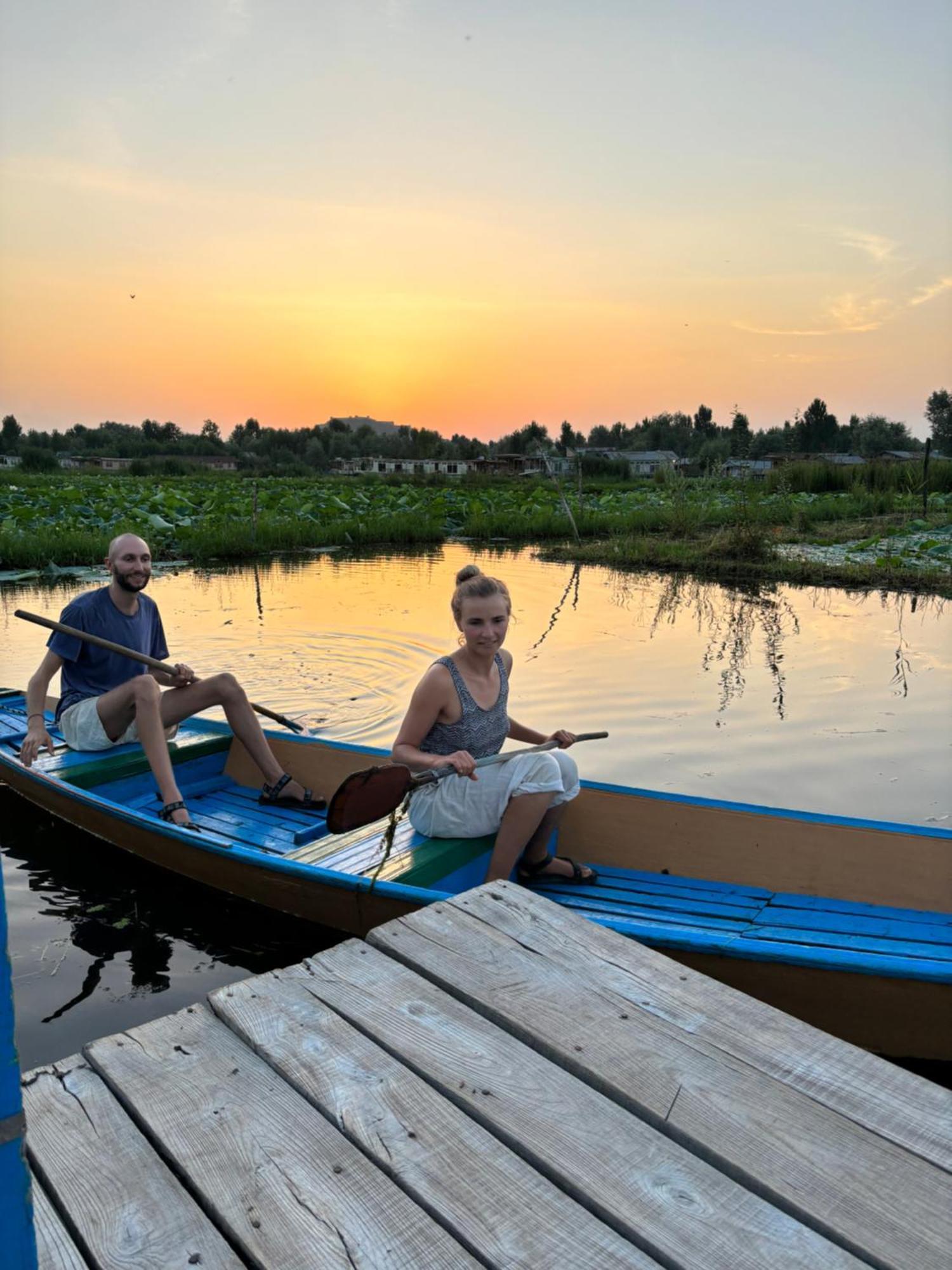 Houseboat young wild Rose Srinagar  Bagian luar foto
